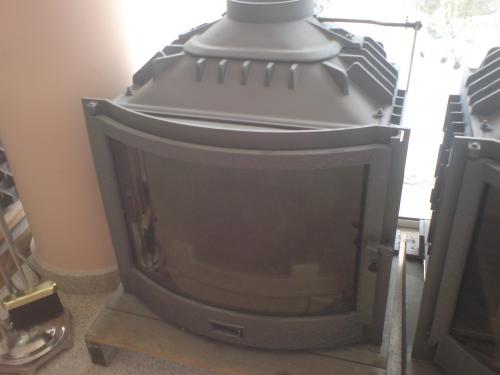 Френска чугунена горивна камера с обло стъкло, Номинална мощност: 10 кВ , Стъкло-керамика ,Димоотвод -ф 200 ,Тегло - 128 кг. , 5 години гаранция , Производител :Fonte Flamme- Франция.